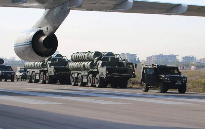 This handout picture obtained from the Russian Defence Ministry's official Facebook page on November 26, 2015 shows Russia's S-400 air defence missile systems standing at an airfield at the Hmeimim airbase in the Syrian province of Latakia. Russia has deployed its advanced S-400 air defence system in Syria, the Russian defence ministry said on November 26, with the weapons to be used to cover the area around its airbase in coastal Latakia. AFP PHOTO / RUSSIAN DEFENCE MINISTRY
RESTRICTED TO EDITORIAL USE - MANDATORY CREDIT " AFP PHOTO / RUSSIAN DEFENCE MINISTRY" - NO MARKETING NO ADVERTISING CAMPAIGNS - DISTRIBUTED AS A SERVICE TO CLIENTS / AFP / RUSSIAN DEFENCE MINISTRY / -