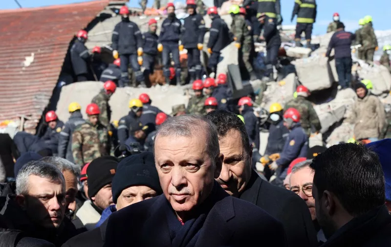 Turkish President Recep Tayyip Erdogan tours the site of destroyed buildings during his visit to the city of Kahramanmaras in southeast Turkey, two days after the severe earthquake that hit the region on February 8, 2023. - The death toll from a massive earthquake that struck Turkey and Syria rose above 11,200 on February 8, 2023 as rescuers raced to save survivors trapped under debris in the winter cold. (Photo by Adem ALTAN / AFP)