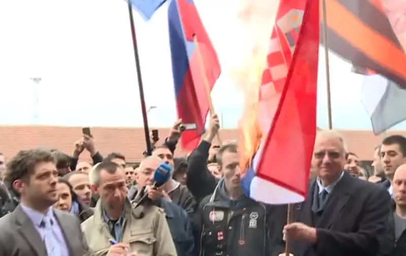 Šešelj pali hrvatsku zastavu