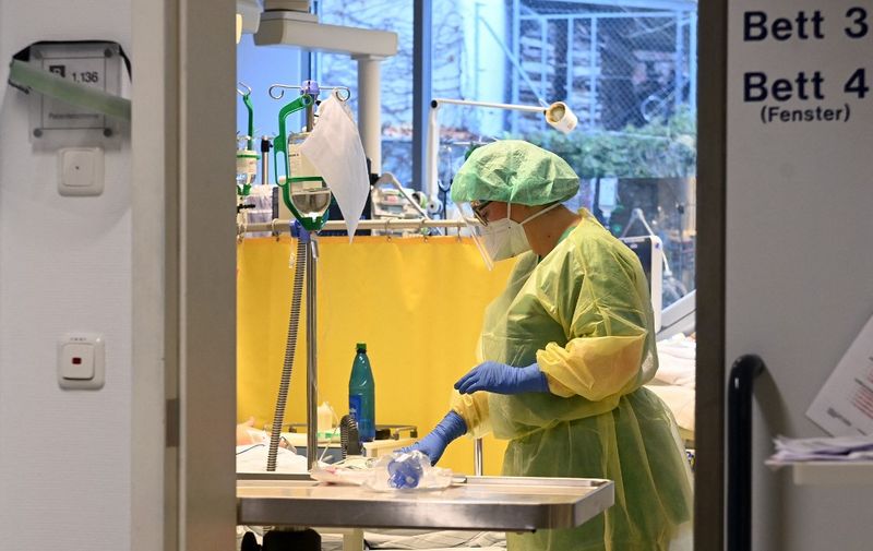 Medical personnel works at the intensive care unit with Covid-19 patients in a hospital in Freising near Munich, southern Germany, on November 16, 2021, amid the ongoing coronavirus Covid-19 pandemic. (Photo by Christof STACHE / AFP)