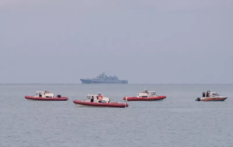 Russian rescuer boats patrol off the coast of the Black Sea city of Sochi looking for debris of a Russian military plane, on December 26, 2016.
The Russian military plane crashed on its way to Syria on December 25, with no sign of survivors among the 92 onboard, who included dozens of Red Army Choir members heading to celebrate the New Year with troops. Russia's defence ministry said a body had been recovered from the Black Sea. / AFP PHOTO / Yekaterina LYZLOVA