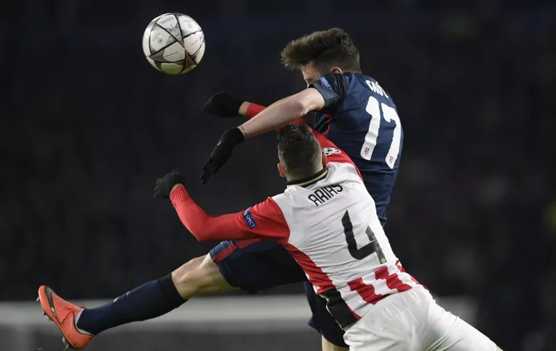 Atletico Madrid's midfielder Saul Niguez (Top) and PSV Eindhoven's Colombian defender Santiago Arias go for the ball during the UEFA Champions League round of 16 first leg football match between PSV Eindhoven and Atletico Madrid at the Philips Stadium in Eindhoven on February 24, 2016.  AFP PHOTO / JOHN THYS / AFP / JOHN THYS