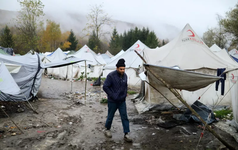 12.11.2019., Bihac, Bosna i Hercegovina - Jutro u kampu Vucjak u kojem trenutno boravi izmedju 1000 i 2000 migranata.Temperatura pada i do 0 stupnjeva celzijusa tako da se migranti griju paleci vatru,  a kada je voda stigla u kamp mnogi su se odlucili okupati.
Photo: Armin Durgut/PIXSELL