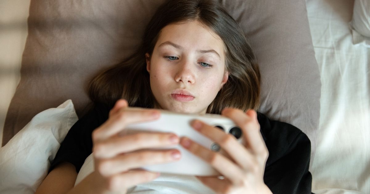Korištenje mobitela nakon 22 sata povezano s kraćim snom i kasnijim odlaskom na spavanje kod tinejdžera