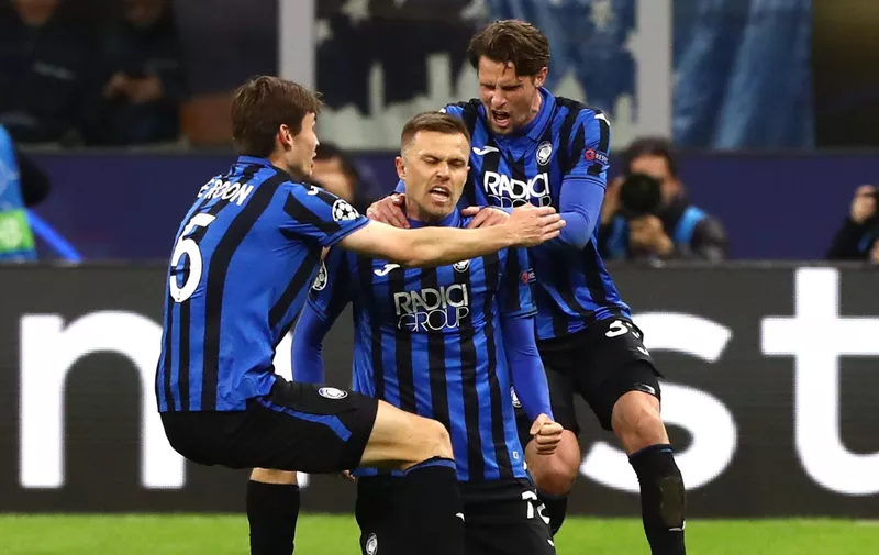 MILAN, ITALY - FEBRUARY 19:  Josip Ilicic (C) of Atalanta celebrates his goal with his team-mates Hans Hateboer (R) and Marten De Roon (L) during the UEFA Champions League round of 16 first leg match between Atalanta and Valencia CF at San Siro Stadium on February 19, 2020 in Milan, Italy.  (Photo by Marco Luzzani/Getty Images)