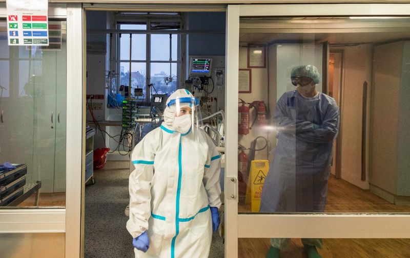 A nurse wearing personal protective equipment (PPE) leaves a treatment room for Covid-19 patients in an intensive care unit (ICU) at Prague's General University Hospital on January 7, 2021 in Prague. - Hundreds of medical students have volunteered to help out in Czech hospitals packed with Covid-19 patients where staff are struggling with one of the highest infection rates in the world. (Photo by Michal Cizek / AFP)