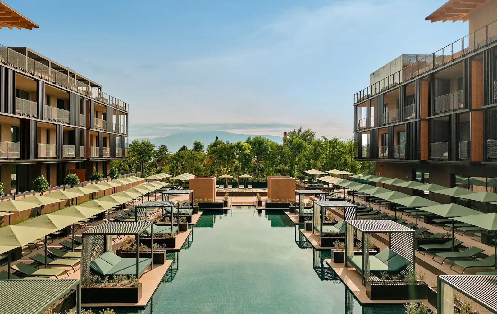 Tražite ideju za sljedeći talijanski getaway? Ovaj novi resort ima sedam bazena i prvi House of Negroni na svijetu