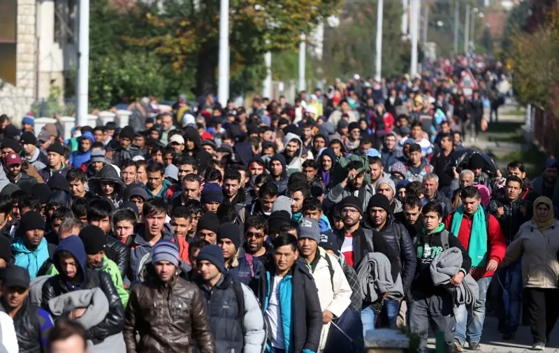 Around 2000 migrants who arrived by train, walk near the border town of Kljuc Brdovecki, on October 24, 2015, to cross the Croatia-Slovenia border. Crowds of refugees and other migrants camp by roads in western Balkan countries in worsening autumn weather after Hungary sealed its borders with Serbia and Croatia, causing a chain reaction in other overwhelmed states. Bulgaria, Romania and Serbia on October 24 threatened to close their borders if EU countries stopped accepting migrants, as European leaders prepared for a mini summit on the continent's worst refugee crisis since World War II. AFP PHOTO / STRINGER