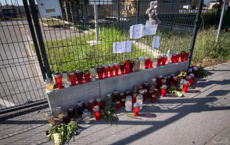 10.09.2023., Zagreb - Gradjani ostavljaju lampione na mjestu gdje je u petak kamion pregazio djevojcicu na Zitnjaku. Photo: Neva Zganec/PIXSELL