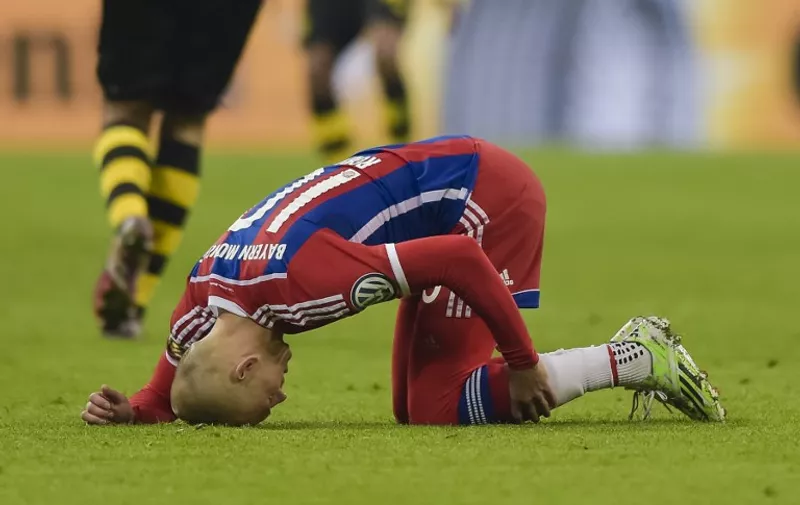 Bayern Munich's Dutch midfielder Arjen Robben is injured and has to go off during the German Cup DFB Pokal semi-final football match FC Bayern Munich v Borussia Dortmund in Munich, southern Germany, on April 28, 2015.  AFP PHOTO / 

+++ RESTRICTIONS / EMBARGO  ACCORDING TO DFB RULES IMAGE SEQUENCES TO SIMULATE VIDEO IS NOT ALLOWED DURING MATCH TIME. MOBILE (MMS) USE IS NOT ALLOWED DURING AND FOR FURTHER TWO HOURS AFTER THE MATCH. FOR MORE INFORMATION CONTACT DFB DIRECTLY AT +49 69 67880
