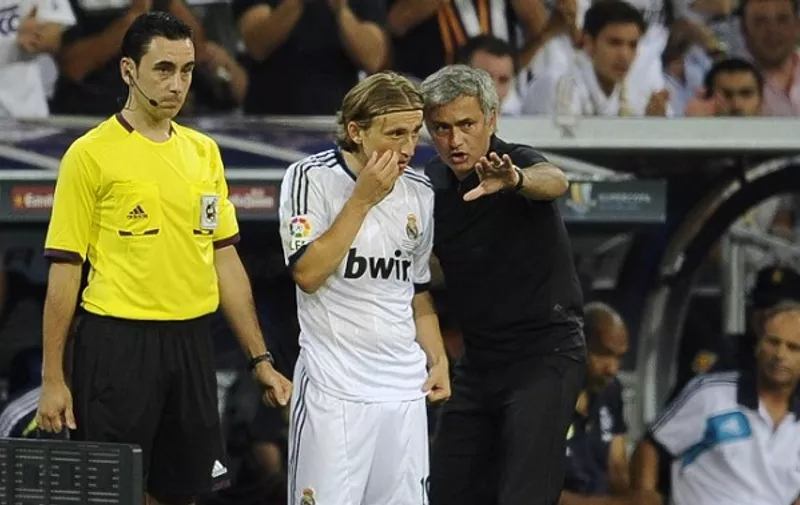 Real Madrid's Croatian midfielder Luka Modric (C) listens to his coach Jose Mourinho (R) during the second leg of the Spanish Supercup football match Real Madrid CF vs FC Barcelona on August 29, 2012 at the Santiago Bernabeu stadium in Madrid.    AFP PHOTO/ PEDRO ARMESTRE / AFP / PEDRO ARMESTRE