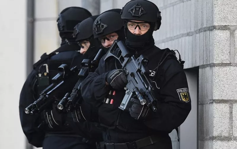 Members of the German police's so-called BFE+ (Evidence and Arrestment Unit) anti terror unit present a training operation in Berlin's Ahrensfelde district on December 16, 2015.
The unit will be deployed to support riot police and the GSG 9 counter-terrorism and special operations unit in case of potential terror attacks. / AFP / TOBIAS SCHWARZ