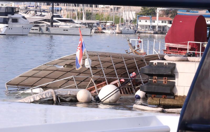 24.07.2022., Split - Tijekom noci oko 2 i 35 doslo do potonuca broda kod INA postaje na zapadnoj obali. Tijekom potapanja na brodu se nalazilo 40  putnika od kojih nitko nije ozlijedjen.  Photo: Ivo Cagalj/PIXSELL