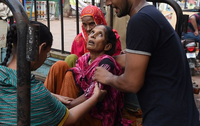 A Pakistani man shifts a heatwave victim to a hospital in Karachi on June 22, 2015. Nearly 200 people have died in a heatwave in southern Pakistan, officials said as the government called in the army to help tackle widespread heatstroke in the worst-hit city Karachi. AFP PHOTO / ASIF HASSAN