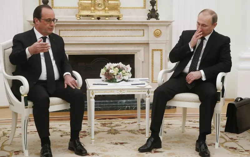 Russian President Vladimir Putin (R) speaks with French President Francois Holland (L) during a meeting in the Kremlin in Moscow on November 26, 2015. Hollande is leading a diplomatic campaign to form a broad coalition against the Islamic State jihadists following the attacks in Paris, though his efforts are currently being hindered by a bitter standoff between Russia and Turkey over the shooting down of a Russian military plane.  AFP PHOTO / POOL / SERGEI CHIRIKOV / AFP / POOL / SERGEI CHIRIKOV