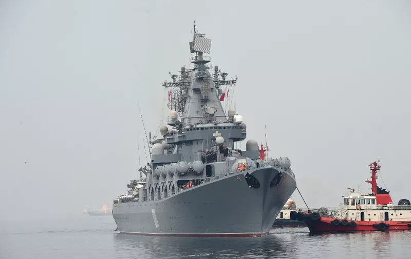 A tug boat guides the Russian navy missile cruiser Varyag as it prepares to berth at the international port of Manila on April 20, 2017. - A Russian warship docked in Manila on April 20 in a visit aimed at boosting ties between the two countries as Philippine President Rodrigo Duterte pivots his nation's foreign policy towards Moscow and Beijing. The arrival of the guided missile cruiser Varyag marked the second port call of the Russian navy to the Philippines this year and came ahead of Duterte's trip to Moscow next month. (Photo by Ted ALJIBE / AFP)
