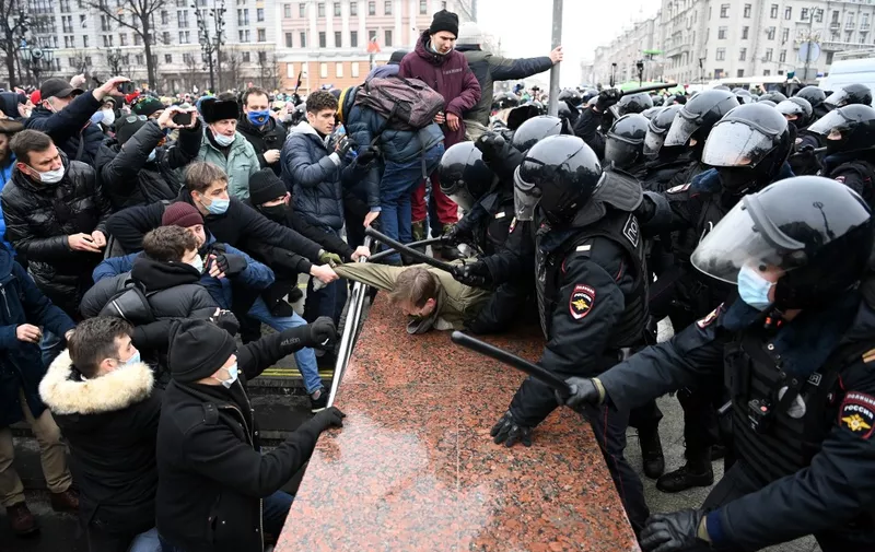 Prosvjedi su krenuli na istoku zemlje u Vladivostoku, a proširili su se preko Sibira i središnje Rusije. Navaljnijevi pristaše najavili su prosvjede u 90 ruskih gradova.