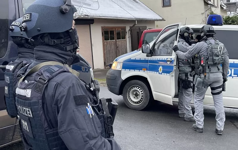 German special police forces patrol and search the area in Bad Lobenstein, Thuringia, eastern Germany, on December 7, 2022 as part of nationwide early morning raids against members of a far-right "terror group" suspected of planning an attack on parliament. - More than 3,000 officers including elite anti-terror units took part in the early morning raids and searched more than 130 properties, in what German media described as one of the largest police actions the country has ever seen. The raids targeted alleged members of the "Citizens of the Reich" (Reichsbuerger) movement suspected of "having made concrete preparations to violently force their way into the German parliament with a small armed group", prosecutors said in a statement. (Photo by Fricke / NEWS5 / AFP)