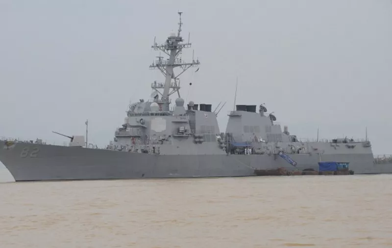 USS destroyer Lassen is seen anchored along with the 7th Fleet flagship, USS  Blue Ridge (not in the picture)  at Tien Sa port in Vietnam's central coastal city of Da Nang on November 7, 2009 where they make an official port call. AFP PHOTO/HOANG DINH Nam