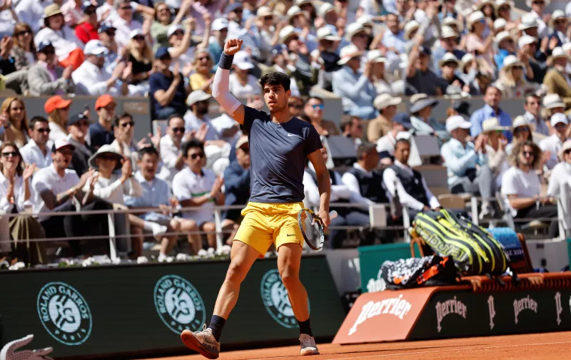Spain's Carlos Alcaraz clenches his fist after scoring a point against Germany's Alexander Zverev during the men's final of the French Open tennis tournament at the Roland Garros stadium in Paris, France, Sunday, June 9, 2024. (AP Photo/Jean-Francois Badias)