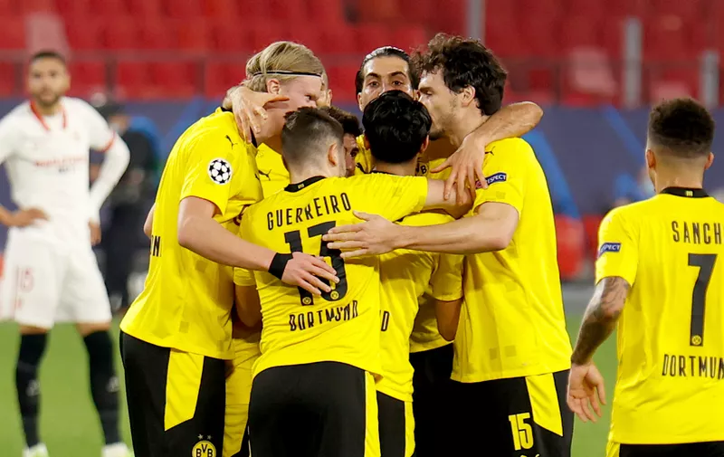 17 February 2021, Spain, Sevilla: Football: Champions League, knockout round, round of 16, first leg Sevilla FC - Borussia Dortmund at Estadio Ramon Sanchez Pizjuan. Mahmoud Dahoud (M obscured) of Dortmund celebrates with his teammates after scoring the goal to make it 1:1. Photo by: Daniel Gonzalez Acuna/picture-alliance/dpa/AP Images