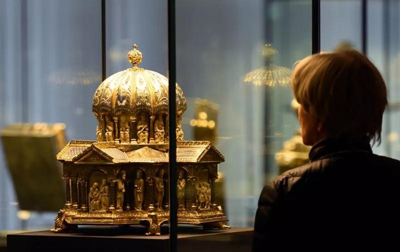 A visitor looks at the the cupola reliquary (Kuppelreliquar) of the so-called "Welfenschatz" (Guelph Treasure) displayed at the Kunstgewerbemuseum (Museum of Decorative Arts) in Berlin, on February 24, 2015. US and British heirs of Nazi-era Jewish art dealers have sued Germany for the return of a mediaeval art treasure worth $250-300 million (220-260 million euros), their lawyers said. AFP PHOTO / TOBIAS SCHWARZ
RESTRICTED TO EDITORIAL USE, TO ILLUSTRATE THE EVENT AS SPECIFIED IN THE CAPTION, NO MARKETING, NO ADVERTISING CAMPAIGNS