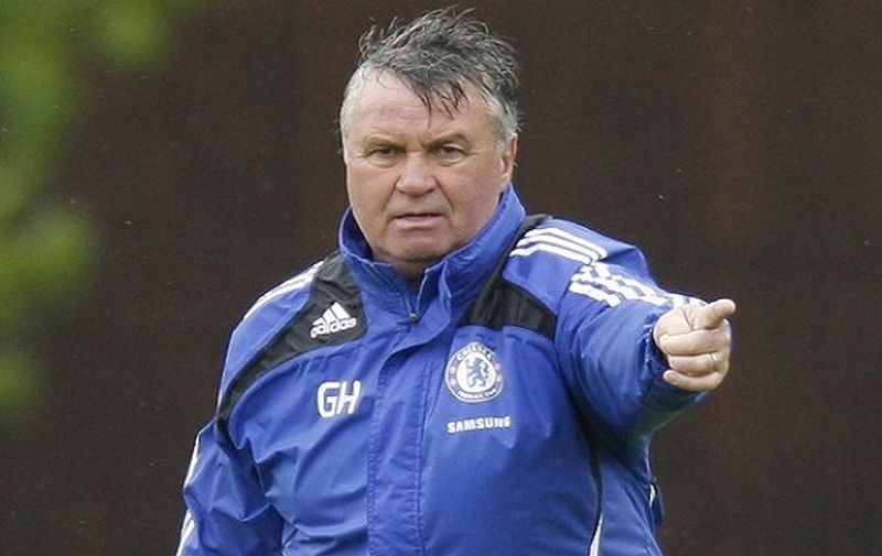 (FILES)  A picture taken on May 27, 2009 shows Chelsea's Dutch manager Guus Hiddink leading a team training session at the Club's grounds in Cobham, Surrey. Chelsea have reappointed Guus Hiddink as interim manager on December 19, 2015 hoping the veteran Dutch handler can rediscover the golden touch that brought the Londoners the FA Cup in his last stint at Stamford Bridge.
AFP PHOTO/IAN KINGTON 

FOR EDITORIAL USE ONLY / AFP / IAN KINGTON