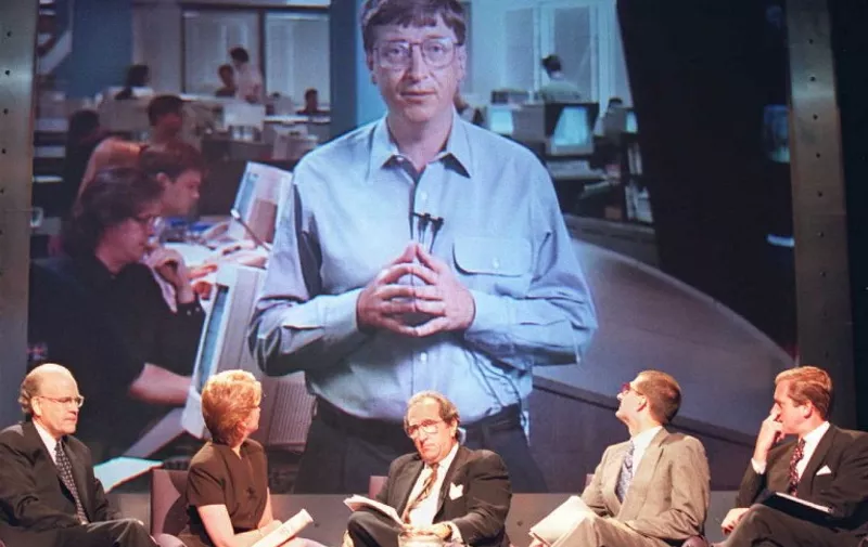 Microsoft CEO Bill Gates appears on a large screen TV during a press conference with (seated L-R) NBC CEO Bob Wright, NBC journalist Jane Pauley, NBC News President Andrew Lack, Microsoft Strategic Partnerships Vice President Peter Neupert, and NBC journalist Brian Williams 15 July in New York. Gates joined the press conference on a live connection from Washington state to launch the 24 hour NBC Microsoft television news channel.       AFP PHOTO Jon LEVY