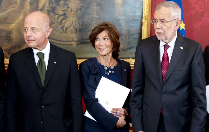 Austrian Constitutional Court (VfGH) President Brigitte Bierlein (C) and Austrian President Alexander Van der Bellen (R) pose for the media after appointing her as new Austrian interim Chancellor during the government's swearing-in ceremony in Vienna, Austria on June 3, 2019. - Bierlein becomes Austria's first female Federal Chancellor and will lead an interim government until the elections later this year. (Photo by JOE KLAMAR / AFP)