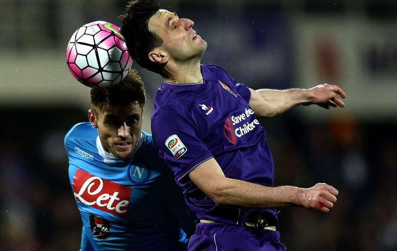 Napoli's Colombian midfielder Juan Camilo Zuniga (L) vies for the ball with  Fiorentina's Croazian forward Nikola Kalinic  during the Italian Serie A football match between Acf Fiorentina and Napoli on February 29, 2016 at the Artemio Franchi stadium in Florence.  / AFP / ALBERTO PIZZOLI