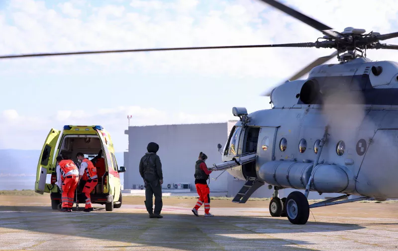 11.02.2022., Split - Malo poslije 15 sati helikopterom HRZ-a dovezen pacijent na splitski helidrom Firule.
 Photo: Ivo Cagalj/PIXSELL