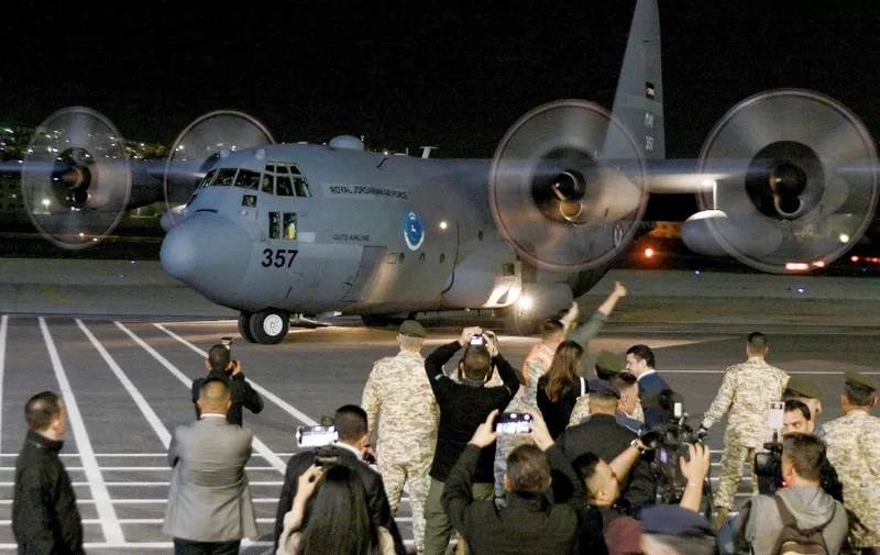 A Jordanian military aircraft carrying people evacuated from Sudan arrives at an airport in Amman on April 24, 2023. - Foreign countries rushed to evacuate their nationals from Sudan as deadly fighting raged into a second week between forces loyal to two rival generals. (Photo by Khalil MAZRAAWI / AFP)