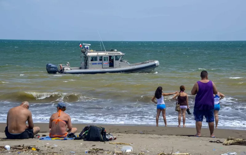 A Costa Rican coast guard boat monitors the beach in Puntarenas, 95 km north of San Jose, Costa Rica on May 3, 2015, after authorities declared an emergency since a ship carrying 180 tons of ammonium nitrate sunk off the country's Pacific coast. AFP PHOTO / Ezequiel BECERRA