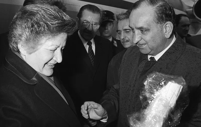 Milka Planinc, prime minister of Yugoslavia, arrives in Vienna on 23 March 1986 for a three day visit in Austria. Austria's Federal Chancellor Fred Sinowatz welcomes her at the airport Vienna-Schwechat. (Photo by R.Jäger / APA-PictureDesk / APA-PictureDesk via AFP)