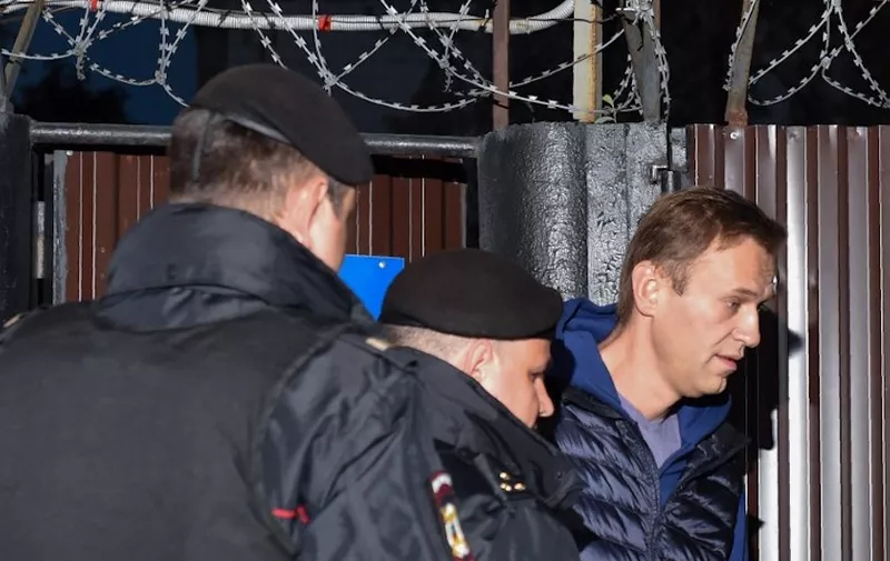 Russian police officers detain opposition leader Alexei Navalny outside the detention centre in Moscow on September 24, 2018. - Alexei Navalny was detained on September 24, 2018 upon his release from prison after serving a 30 day sentence for an unauthorised protest, his spokesman said. (Photo by Vasily MAXIMOV / AFP)