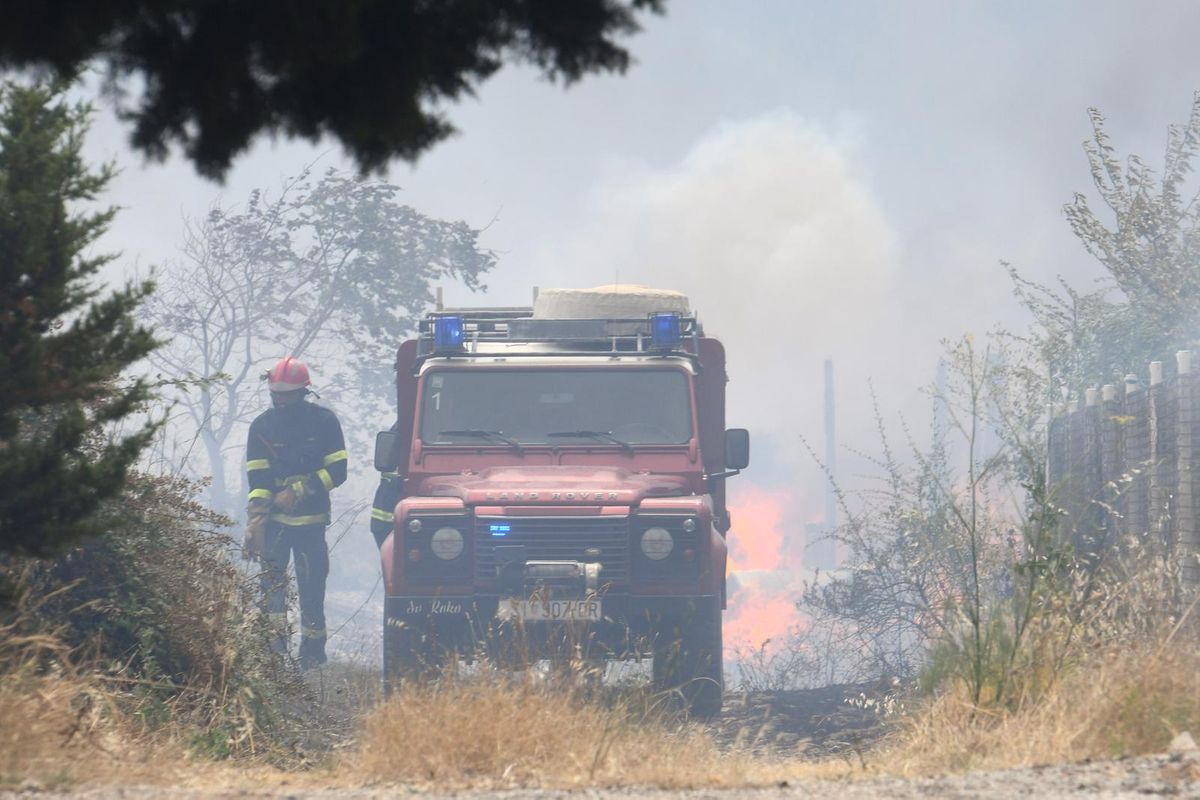 Buknuo požar kod Šibenika, gasi ga 50 vatrogasaca: ‘Otežavaju nam vjetar i nepristupačni teren’