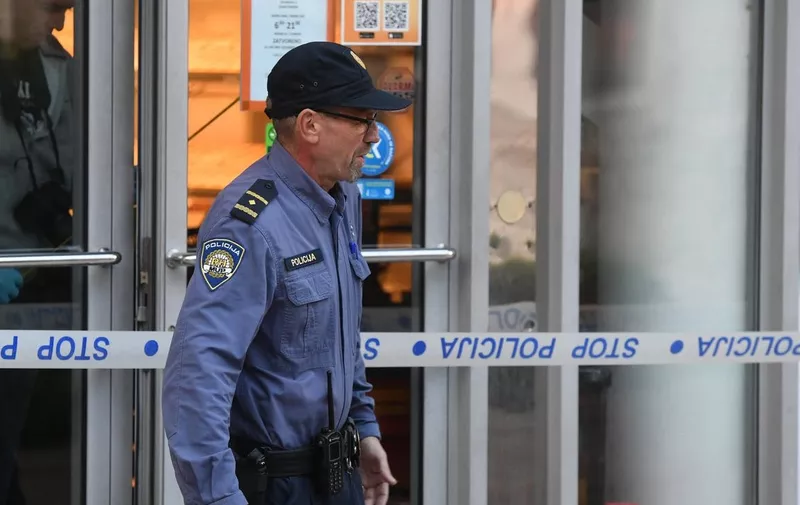 26.10.2023., Sibenik - Policijski ocevid nakon pljacke Studenca u centru grada. Photo: Hrvoje Jelavic/PIXSELL