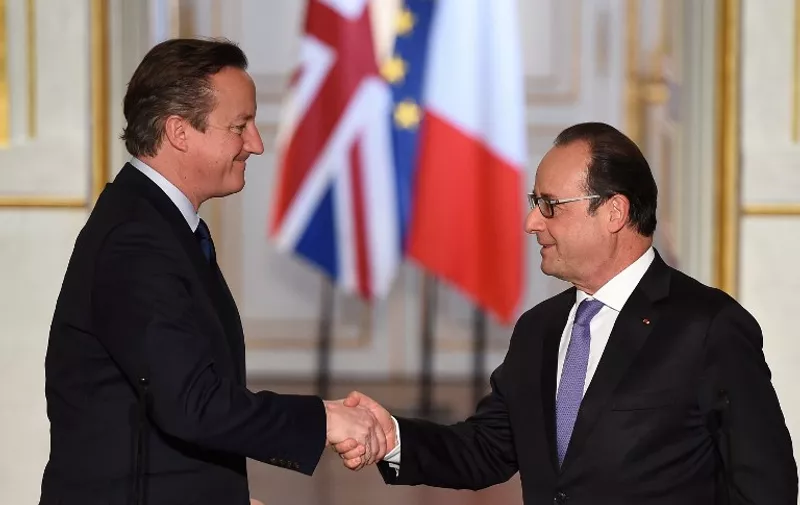 French President Francois Hollande (R) and British Prime Minister David Cameron shake hands after a joint statement following talks on November 23, 2015 at the Elysee Presidential Palace in Paris. President Francois Hollande said France would intensify its strikes against the Islamic State group in Syria, after he held talks in Paris Monday with British leader David Cameron. AFP PHOTO / STEPHANE DE SAKUTIN / AFP / STEPHANE DE SAKUTIN