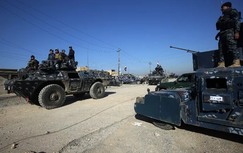 Iraqi security forces advance in the village of al-Buseif, south of Mosul, during an offensive to retake the western side of the city from Islamic State (IS) group fighters on February 21, 2017.
Iraqi forces consolidated positions after blasting their way to the southern edge of Mosul in an assault Baghdad and its partners hope will spell the doom of the jihadist "caliphate". / AFP PHOTO / AHMAD AL-RUBAYE
