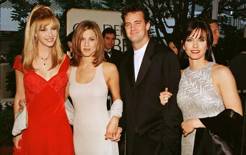 The cast of the hit US TV show "Friends" from L to R: Lisa Kudrow, Jennifer Aniston, Matthew Perry and Courtney Cox pose for photographers as they arrive for the 53rd Annual Golden Globe Awards 21 January in Beverly Hills.  "Friends" is nominated for Best Comedy Televison Series.  AFP PHOTO   Mike NELSON (Photo by MIKE NELSON / AFP)