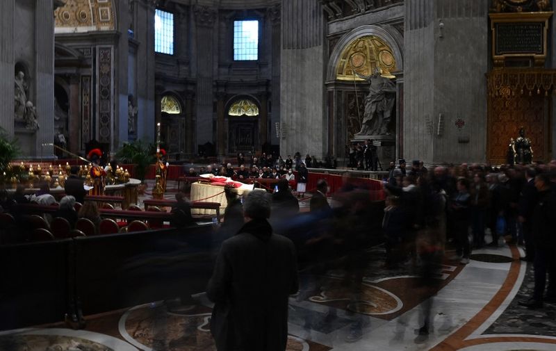 EDITORS NOTE: Graphic content / Faithful pay respect at the body of Pope Emeritus Benedict XVI at St. Peter's Basilica in the Vatican, on January 2, 2023. - Benedict, a conservative intellectual who in 2013 became the first pontiff in six centuries to resign, died on December 31, 2022, at the age of 95. Thousands of Catholics began paying their respects on January 2, 2023 to former pope Benedict XVI at St Peter's Basilica at the Vatican, at the start of three days of lying-in-state before his funeral. (Photo by Filippo MONTEFORTE / AFP)