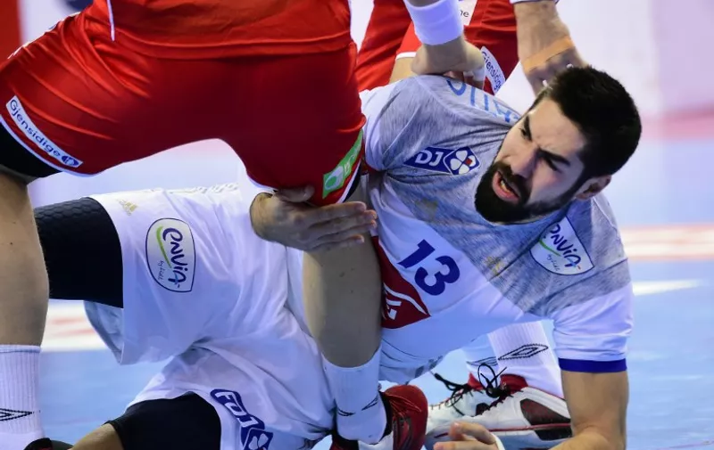 Nikola Karabati? (R) of France fights with defenders of Norway during the Men's 2016 EHF European Handball Championship match between France and Norway in Krakow, Poland, on January 27, 2016. / AFP / ATTILA KISBENEDEK