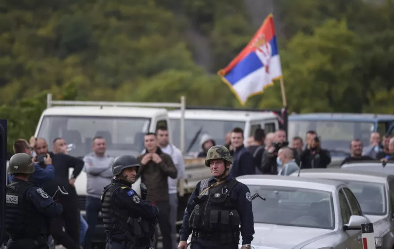 Kosovo police special unit secure the area near the Jarinje border crossing on September 20, 2021. - Several hundred About 300 ethnic Serbs on September 20, 2021 blocked a road in the north leading to Kosovo's only two main border crossings with Serbia to protest against Pristina's ban on entry of vehicles with Serbian registration plates. The protestors in the mainly ethnic-Serb northern Kosovo with trucks and cars completely blocked traffic on the roads towards the nearby Jarinje and Brnjak border crossings, according to an AFP correspondent. (Photo by Armend NIMANI / AFP)
