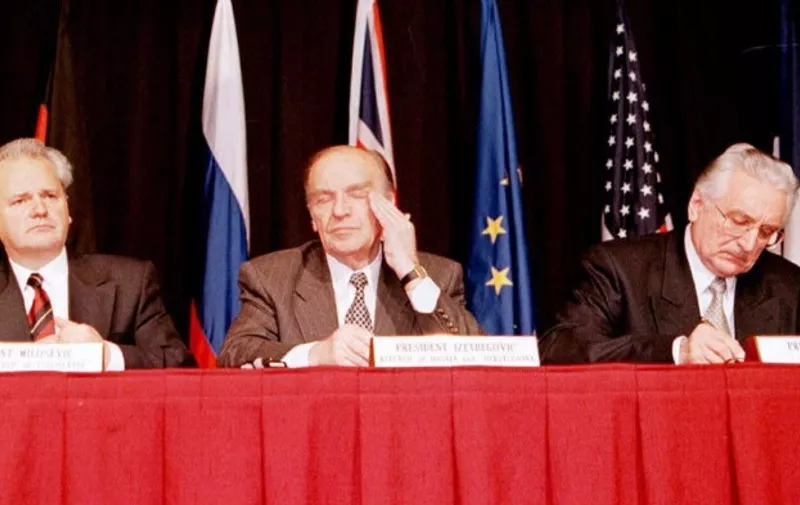 Slobodan Milosevic (L), president of the Republic of Serbia, Alija Izetbegovic (C), president of the republic of Bosnia-Herzegovina, Franjo Tudjman, president of the Republic of Croatia (R), initialize a peace accord, 21 November, between their countries. Negotiations hosted by the US, known as the  Proximity Peace Talks, at Wright-Patterson AFB near Dayton, Ohio, began 01 November 1995.    AFP PHOTO  John RUTHROFF