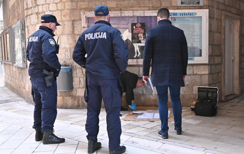 21.12.2021., Zadar - Na oglasnoj ploci na Kalelargi djelatnici krim policije provode ocevid zbog plakata. Plakat je izuzet za krim obradu a na njemu je slika omce za vjesanje ispod koje je pisalo "anemicni". Photo: Dino Stanin/PIXSELL