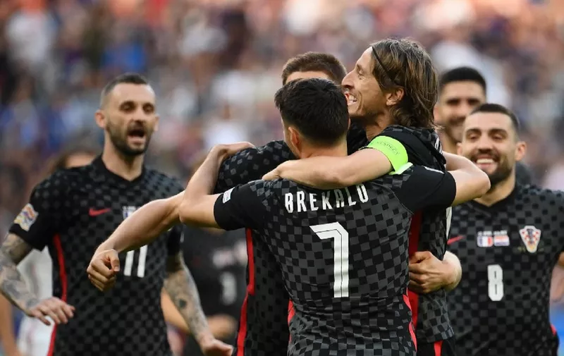Croatia's midfielder Luka Modric (2ndR) celebrates his team's first goal with teammates during the UEFA Nations League - League A Group 1 football match between France and Croatia at the Stade de France in Saint-Denis, on the outskirts of Paris on June 13, 2022. (Photo by Franck FIFE / AFP)