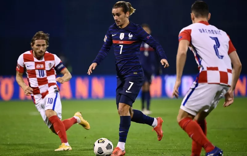 France's forward Antoine Griezmann (C) runs with the ball  during the UEFA Nations League Group A3 football match between Croatia and France at the Maksimir Stadium in Zagreb on October 14, 2020. (Photo by FRANCK FIFE / AFP)
