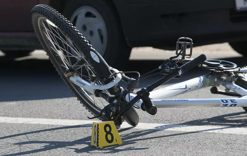 15.04.2013., Koprivnica - Nalet osobnog automobila na biciklistu na Bjelovarskoj cesti. Nesluzbeno - oko 15.30 sati je vozacica Peugeota 208 naletjela na biciklistu srednjoskolske dobi dok je prelazio obiljezeni pjesacki prijelaz i lakse ga ozlijedila. Policija obavlja ocevid. rPhoto: Marijan Susenj/PIXSELL
