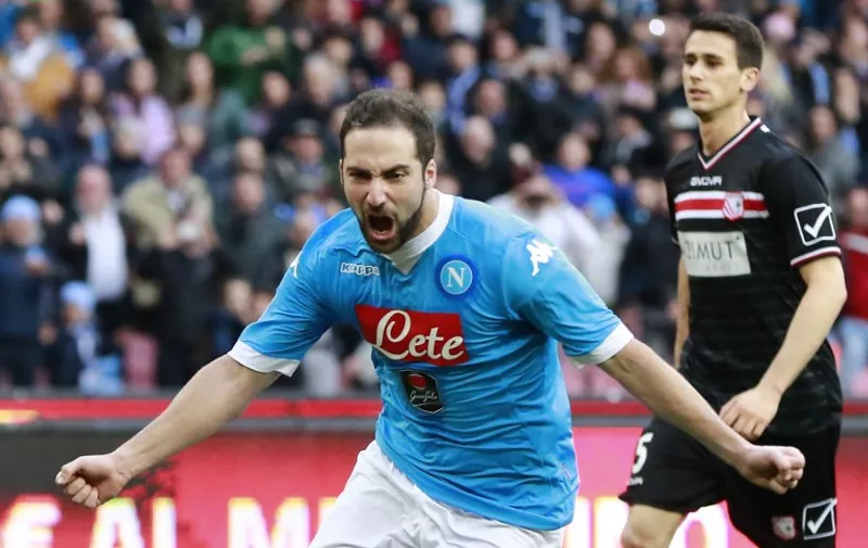 Napoli's Argentinian-French forward Gonzalo Higuain celebrates after scoring during the Italian Serie A football match SSC Napoli vs Carpi FC on February 7, 2016 at the San Paolo stadium in Naples. / AFP / CARLO HERMANN