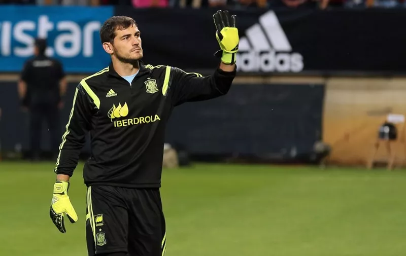 Spain's goalkeeper Iker Casillas greets the crowd before the friendly football match Spain vs Costa Rica at the Reino de Leon stadium in Leon on June 11, 2015. AFP PHOTO/ CESAR MANSO